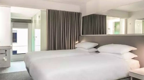 YOTEL Edinburgh, Premium-Zweibettzimmer Beispiel – © YOTEL Edinburgh Hotel