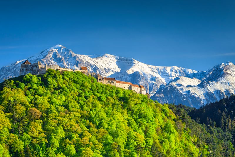 Burg von Rasnov vor dem Bucegi-Gebirge in Rumänien - ©janoka82 - stock.adobe.com