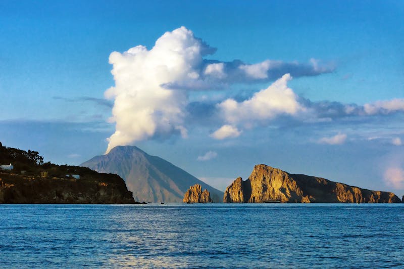Stromboli im Mittelmeer - Blick auf die Insel und den aktiven Vulkan - ©Nazzu - stock.adobe.com