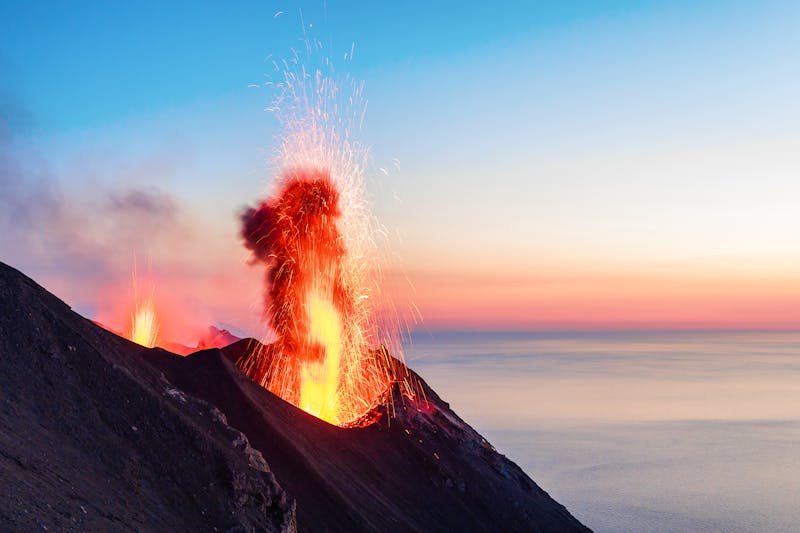 Vulkan-Insel Stromboli im Mittelmeer - Blick auf den aktiven Vulkan-Krater bei Sonnenuntergang - ©davidepsy - stock.adobe.com