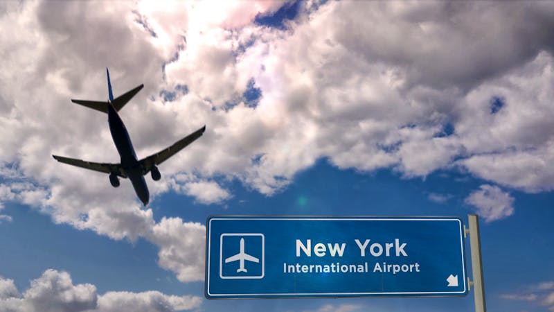 Flugzeug landet auf dem Flughafen in New York - ©Skórzewiak - stock.adobe.com