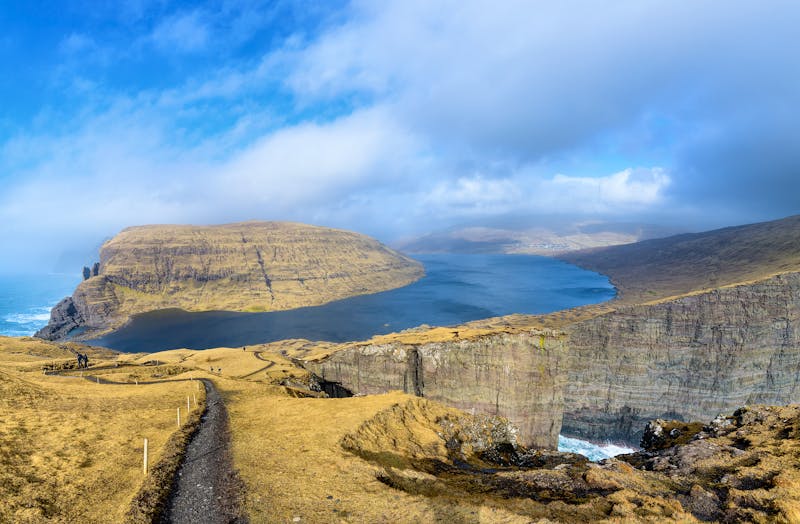 Sorvagsvatn - der größte See auf der Färöer-Insel Vagar - ©Nick Brundle - stock.adobe.com