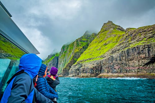 Schifffahrt an den Vestmanna Klippen - Färöer-Insel Streymoy &ndash; &copy; F.C.G. - stock.adobe.com