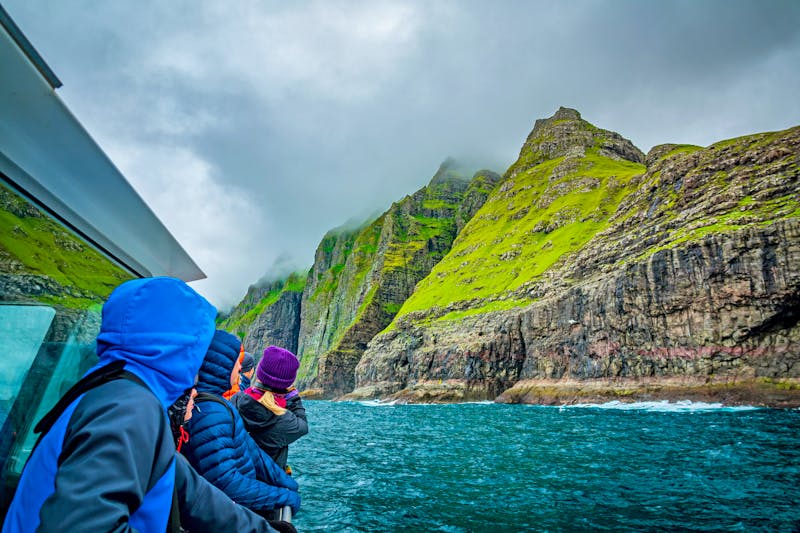 Schifffahrt an den Vestmanna Klippen - Färöer-Insel Streymoy - ©F.C.G. - stock.adobe.com