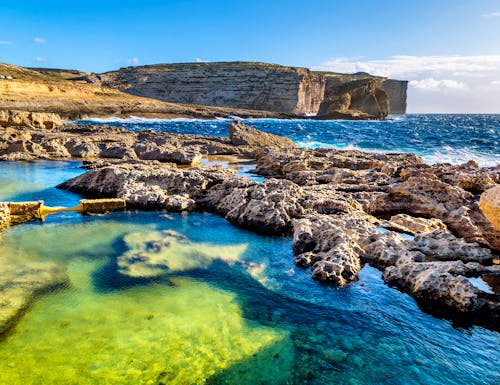 Sandsteinklippen von Dwejra Bay auf Gozo – © hungry_herbivore - stock.adobe.com