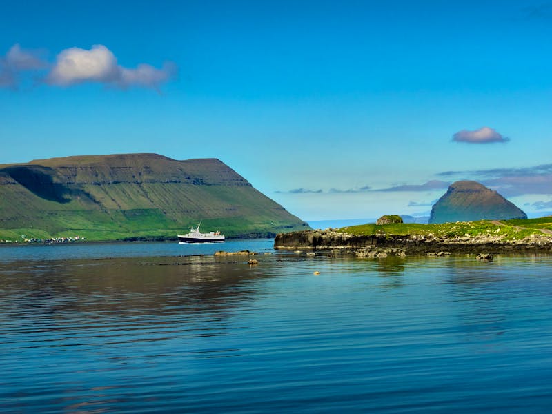 Färöer Inseln - Fähre nach Hestur und Sandoy - &copy;Cachaco - stock.adobe.com