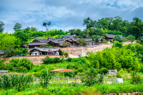 Yangdong Folk Village in Südkorea - UNESCO-Weltkulturerbe &ndash; &copy; jon_chica - stock.adobe.com