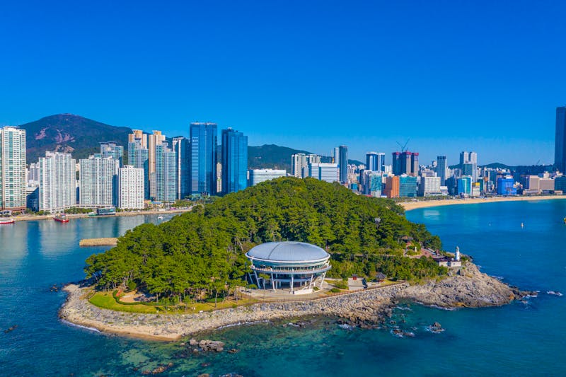 Dongbaek Park mit dem Kongresszentrum APEC House in Busan - ©dudlajzov - stock.adobe.com