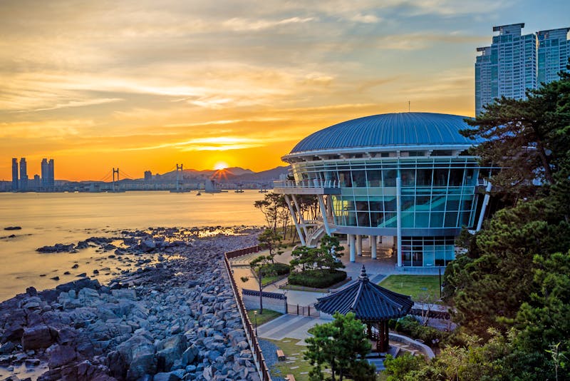 Dongbaek Park mit dem Kongresszentrum APEC House in Busan - ©Richie Chan - stock.adobe.com