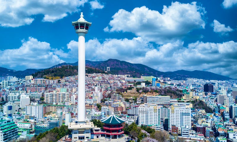 Hafenstadt Busan mit dem Busan Tower im Yongdusan Park - ©Kalyakan - stock.adobe.com