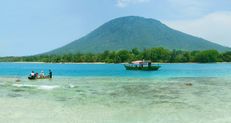 Bootsausflug zu den Krakatau-Vulkaninseln - ©danviewfinder - stock.adobe.com