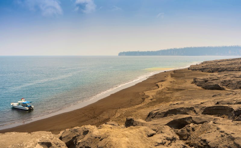 Strand der kleinen Vulkaninsel Anak Krakatau - ©Emilia - stock.adobe.com