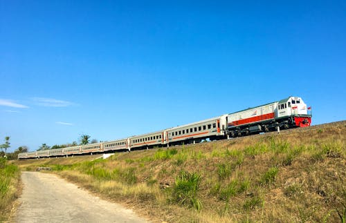 Zugfahrt von Yogyakarta auf der Insel Java &ndash; &copy; herukru - stock.adobe.com