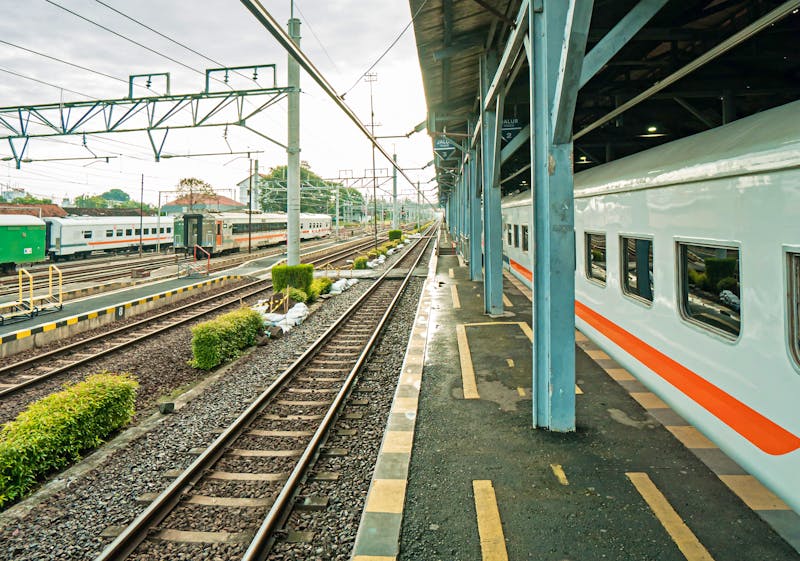 Zugfahrt auf der Insel Java - Indonesien - ©Yasuspade - stock.adobe.com