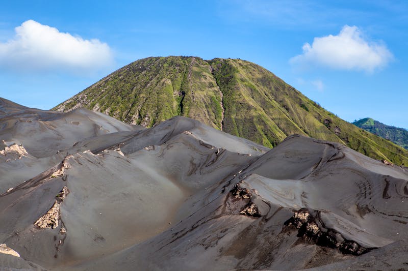 Batok Mountain und Vulkansanddünen im Bromo-Tengger-Semeru Nationalpark - ©Eugene Ga - stock.adobe.com