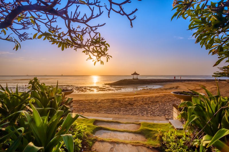 Sonnenuntergang am Sanur Beach an der Südküste von Bali - ©Aqnus - stock.adobe.com