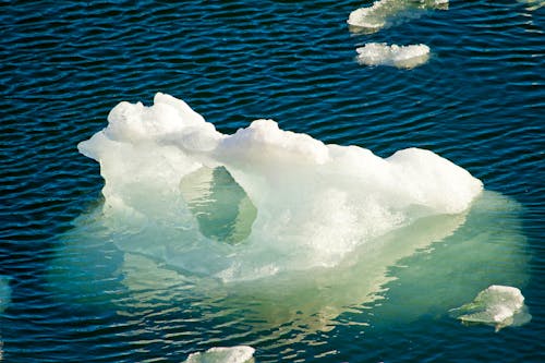 Eisberg vorm Amalia Gletscher am Sarmiento-Kanal - chilenische Fjorde &ndash; &copy; adfoto - stock.adobe.com