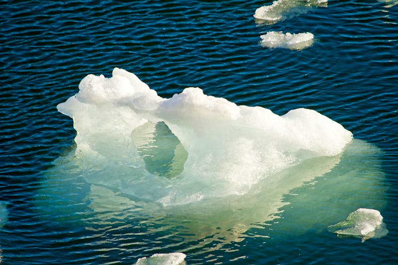 Eisberg vorm Amalia Gletscher am Sarmiento-Kanal - chilenische Fjorde - ©adfoto - stock.adobe.com