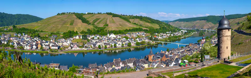 Zell an der Mosel, Stadt im Zeller Hamm, Landkreis Cochem-Zell, Rheinland-Pfalz, Deutschland, Europa, Panorama  - &copy;Aggi Schmid - stock.adobe.com