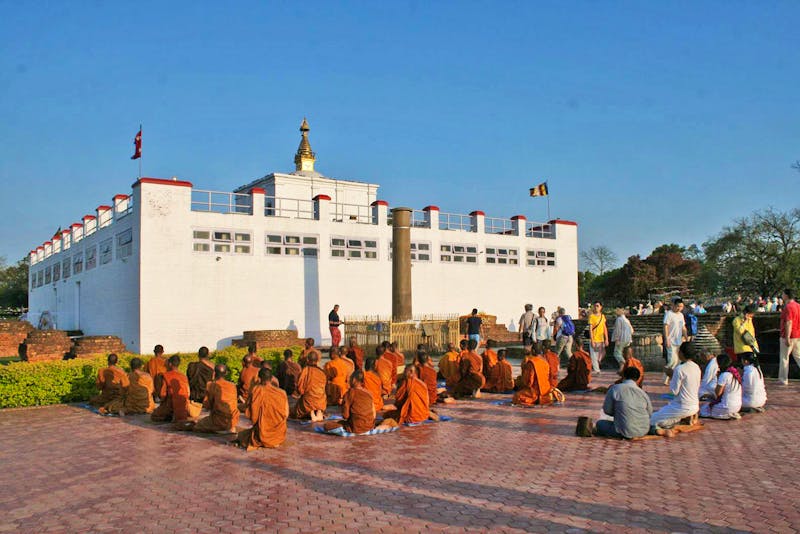 Lumbini - Maya Devi Tempel mit Säule von Ashoka - ©Vicky Kern - Eberhardt TRAVEL
