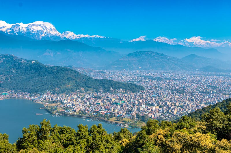 Pokhara am Phewa-See vorm Himalaya - Nepal - ©John-Willem  - stock.adobe.com