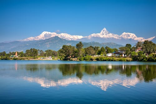 Annapurna Bergkette vorm Phewa-See - Pokhara &ndash; &copy; Maygutyak - stock.adobe.com