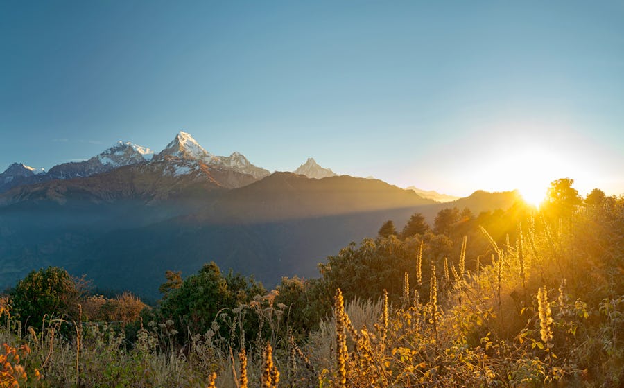 Sonnenaufgang über der Annapurna Bergkette bei Pokhara in Nepal – © Em Campos - stock.adobe.com
