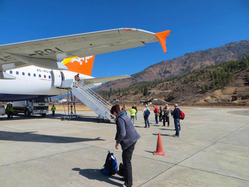 Am Flughafen von Paro in Bhutan - ©Jürgen Schmeißer - Eberhardt TRAVEL