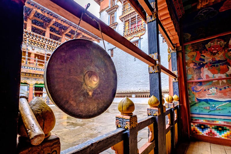 Gebetsgong in der Klosterfestung Paro Dzong in Bhutan - ©Yann - stock.adobe.com