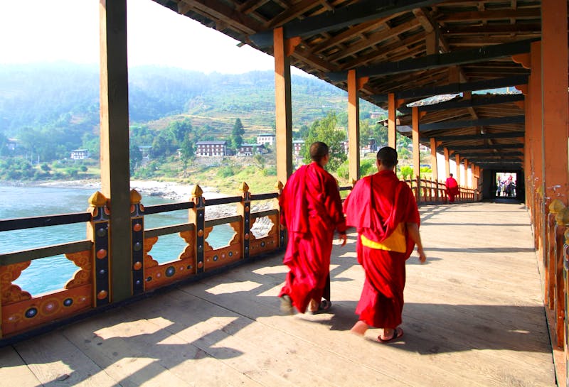 Mönche am Punakha Dzong Kloster in Bhutan - ©wanchanta - stock.adobe.com
