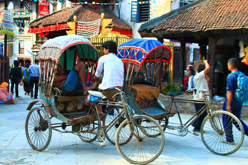 Straßenszene mit Rikschas in Kathmandu - ©Denise Hartmann - Eberhardt TRAVEL