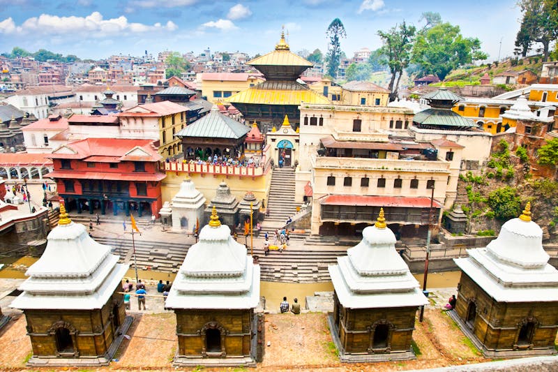 Begräbnis-Zeremonien am Bagmati River im Pashupatinath Tempel Komplex in Kathmandu - ©Aleksandar Todorovic - stock.adobe.com