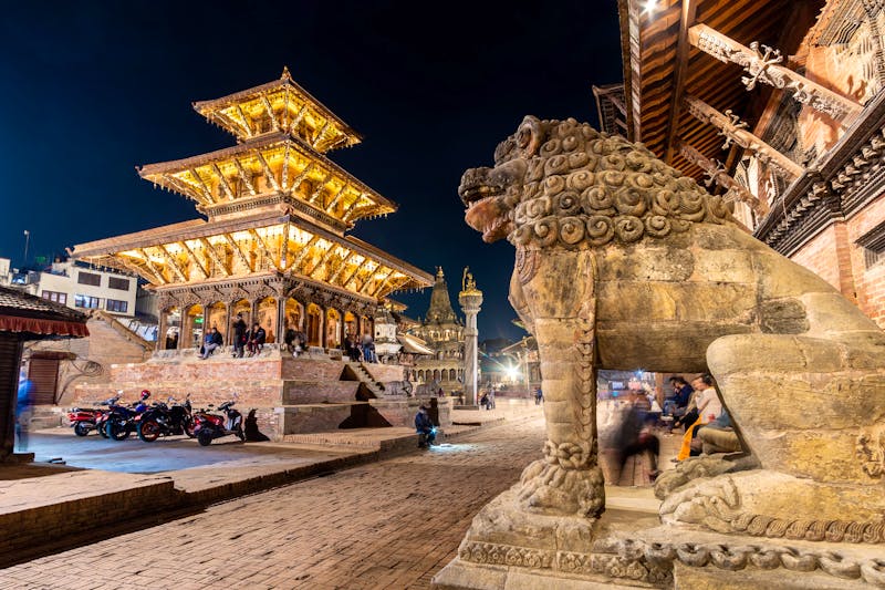 Durbar Square in Patan am Abend - ©Scottiebumich - stock.adobe.com