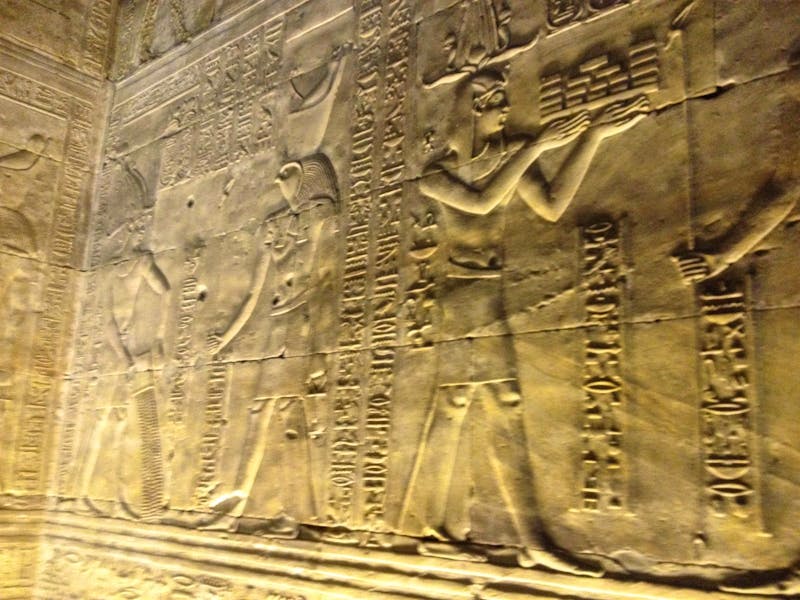 Reliefs und Hieroglyphen im Horus-Tempel in Edfu - ©Vicky Kern - Eberhardt TRAVEL