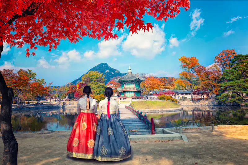 Traditionell gekleidete Frauen vor dem Hyangwonjeong Pavillon im Seoraksan-Nationalpark - Südkorea - &copy;Bild von huong nguyen auf Pixabay