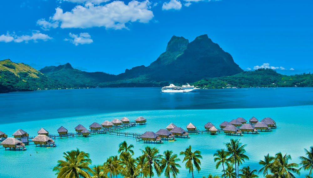 Kreuzfahrtschiff Paul Gauguin in Bora Bora &ndash; &copy; Paul Gauguin Cruises