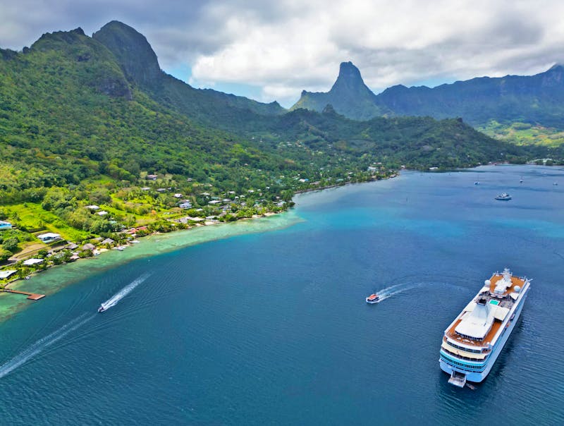 Kreuzfahrtschiff Paul Gauguin in der Lagune von Moorea - ©Jacob Spangenberg - Eberhardt TRAVEL
