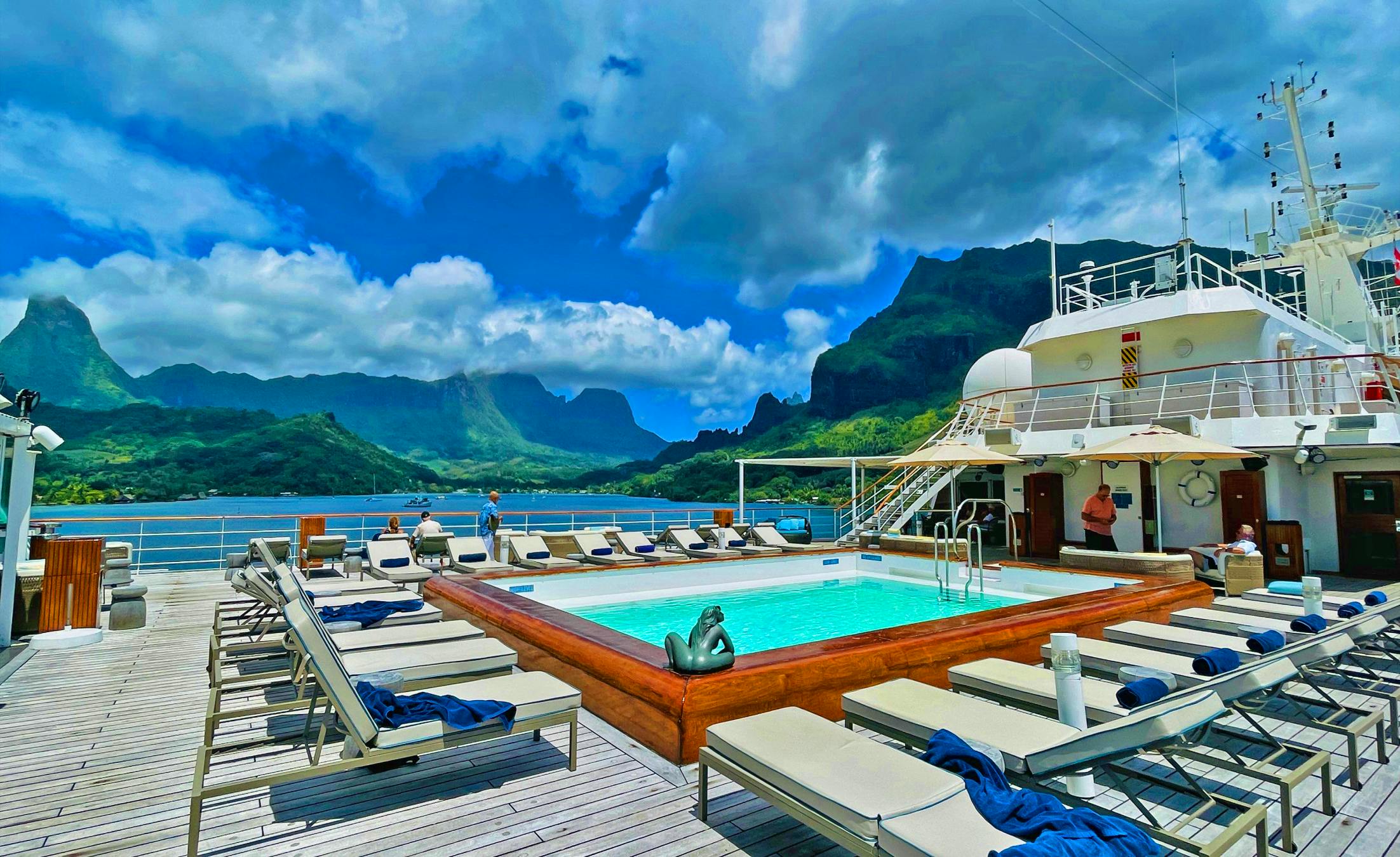 Unser Kreuzfahrtschiff Paul Gauguin vor Moorea&nbsp;&ndash;&nbsp;&copy;&nbsp;Jacob Spangenberg - Eberhardt TRAVEL