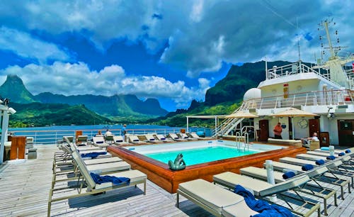 Unser Kreuzfahrtschiff Paul Gauguin vor Moorea &ndash; &copy; Jacob Spangenberg - Eberhardt TRAVEL