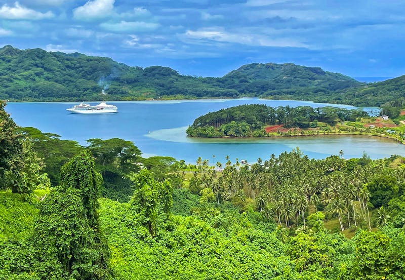 Aussichtspunkt auf der Insel Huahine - Blick zum Kreuzfahrtschiff Paul Gauguin - ©Jacob Spangenberg - Eberhardt TRAVEL