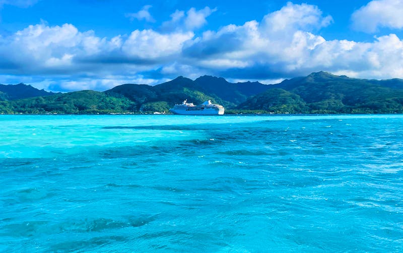 Kreuzfahrtschiff Paul Gauguin in der Lagune von Tahaa - ©Jacob Spangenberg - Eberhardt TRAVEL