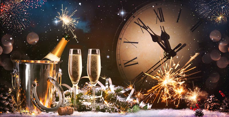 Silvester - mit Sekt anstoßen auf ein frohes neues Jahr - ©Alexander Raths - stock.adobe.co