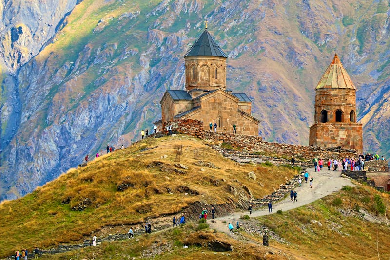 Besuch der Gergeti-Kirche im Kaukasus - ©jobi_pro - stock.adobe.com