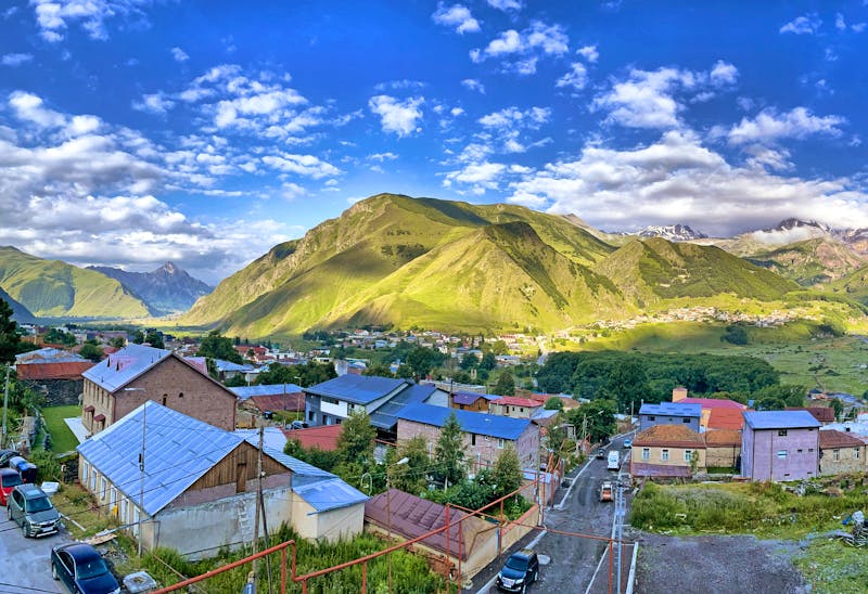 Blick über Stepanzminda - Kasbegi im Kaukasus - ©Michael Thaler - stock.adobe.com