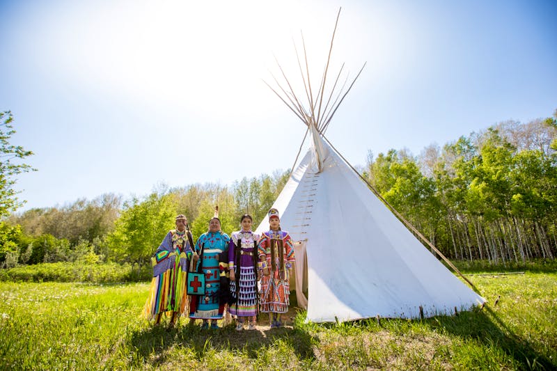 Siksika Blackfoot Tänzer vor einem Tipi im Blackfoot Crossing Historical Park - ©Travel Alberta / Katie Goldie