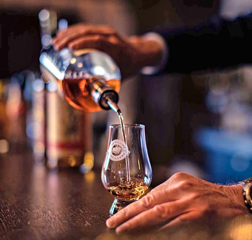 Single Malt Whisky in der Eau Claire Distillery in Alberta &ndash; &copy; Travel Alberta / Joseph Rae Productions
