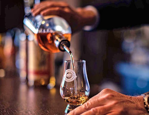 Single Malt Whisky in der Eau Claire Distillery in Alberta – © Travel Alberta / Joseph Rae Productions