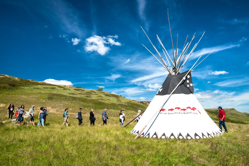 Tipi der First Nations am Head-Smashed-In Buffalo Jump - ©Travel Alberta / Jeremy Fokkens