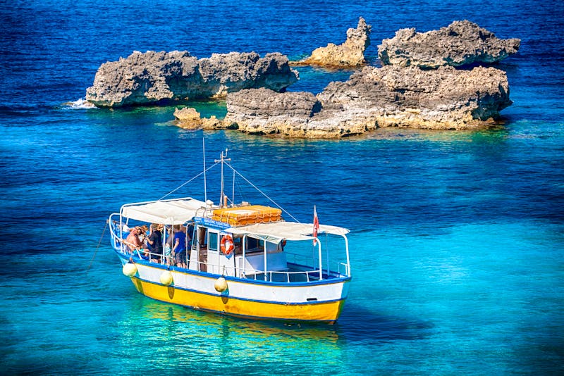 Ausflugsboot bei der Insel Comino - ©Ing. Jaroslav Moravcik, Pro-Mo - stock.adobe.com