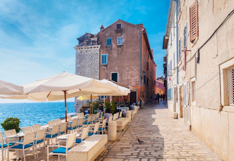 Gasse entlang des Adriatischen Meeres in Rovinj, Kroatien - ©Friedberg - stock.adobe.com